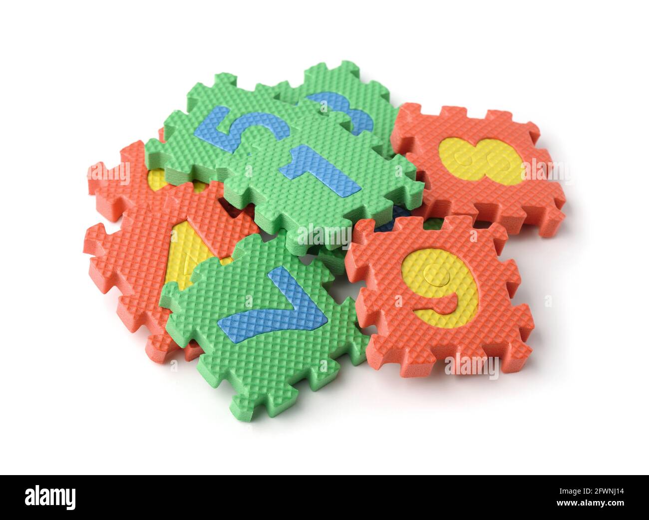 Pila di colori schiuma matematica numeri pezzi puzzle isolato su bianco Foto Stock