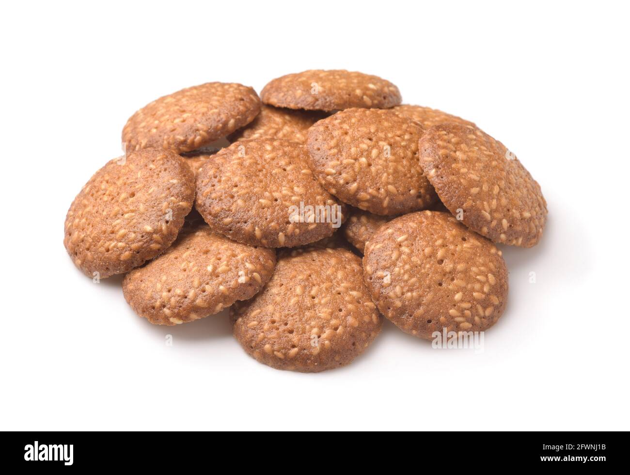 Pila di biscotti di semi di sesamo isolati su bianco Foto Stock