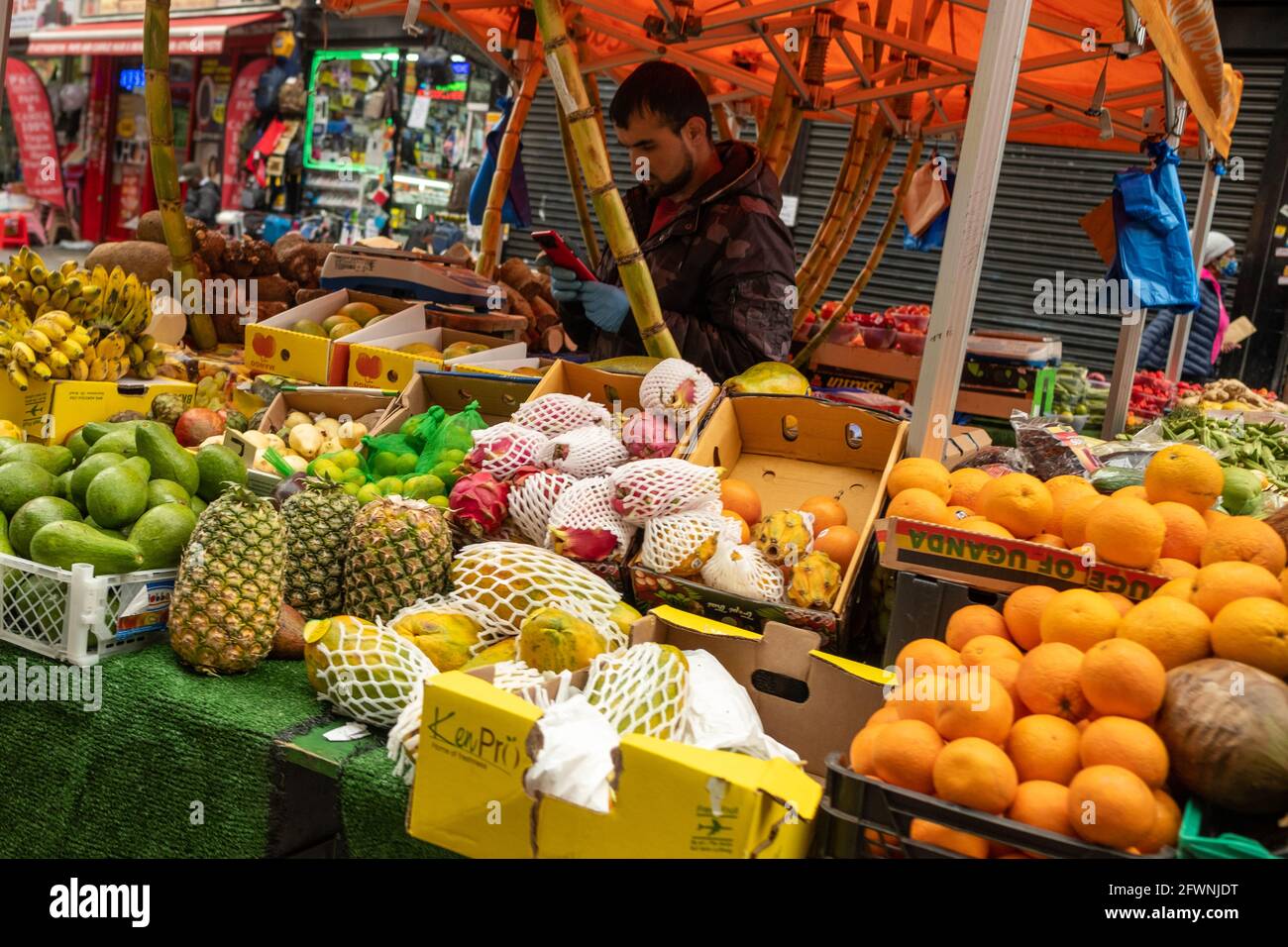 Brixton, Londra: Maggio 2021: Venditori di frutta su Electric Avenue, una strada centrale del mercato di strada a Brixton, a sud-ovest di Londra Foto Stock