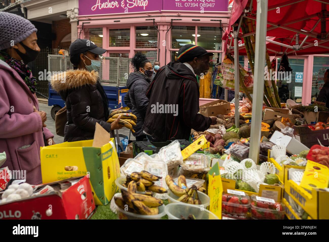 Brixton, Londra: Maggio 2021: Venditori di frutta su Electric Avenue, una strada centrale del mercato di strada a Brixton, a sud-ovest di Londra Foto Stock