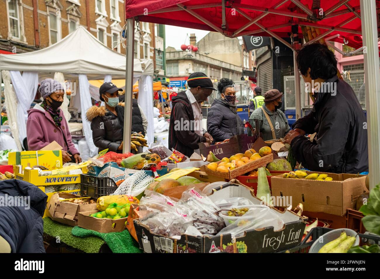 Brixton, Londra: Maggio 2021: Venditori di frutta su Electric Avenue, una strada centrale del mercato di strada a Brixton, a sud-ovest di Londra Foto Stock