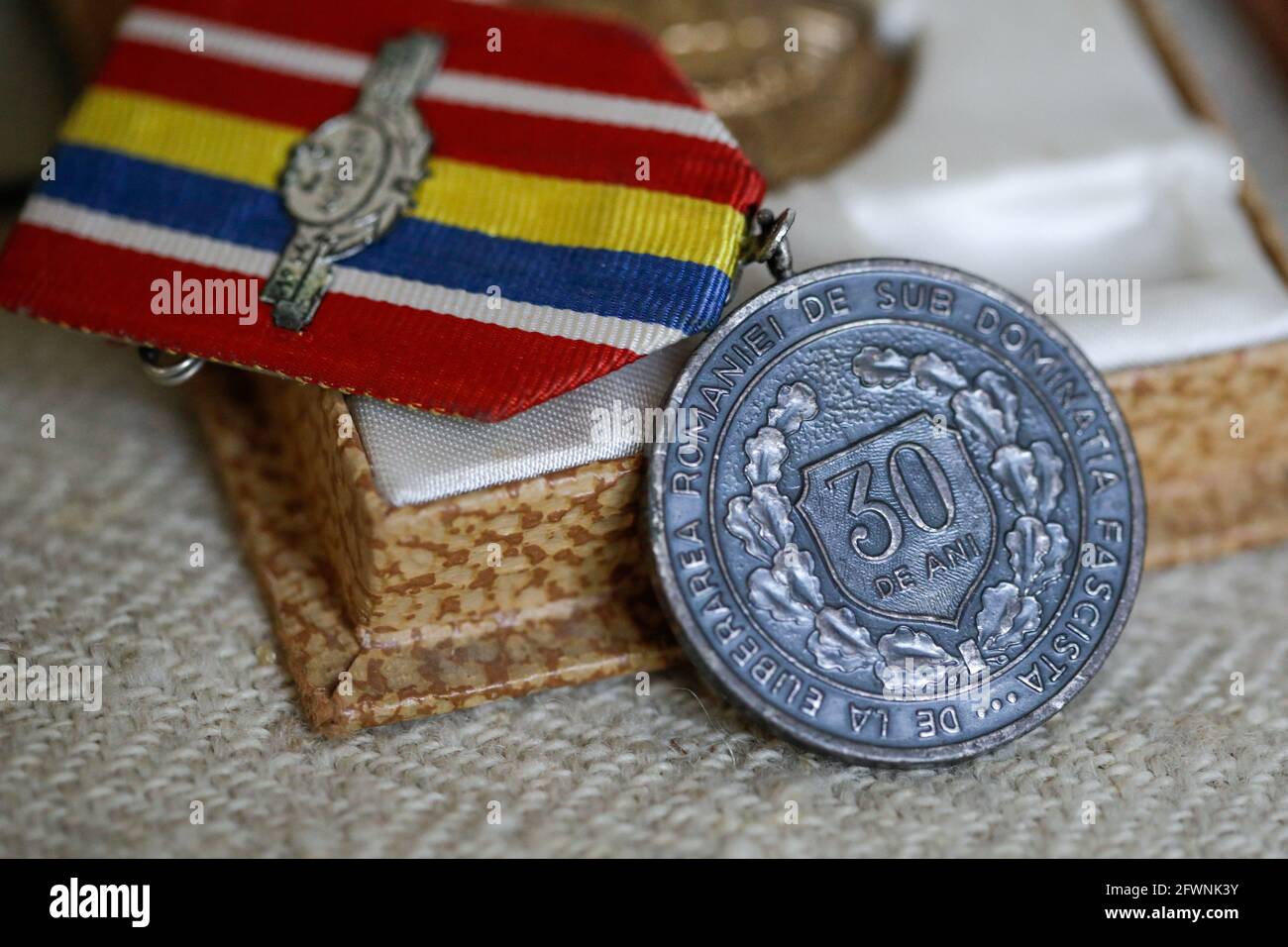 Marghia, Romania - 5 maggio 2021: Dettagli poco profondi (fuoco selettivo) con vecchia medaglia di premio comunista. Foto Stock