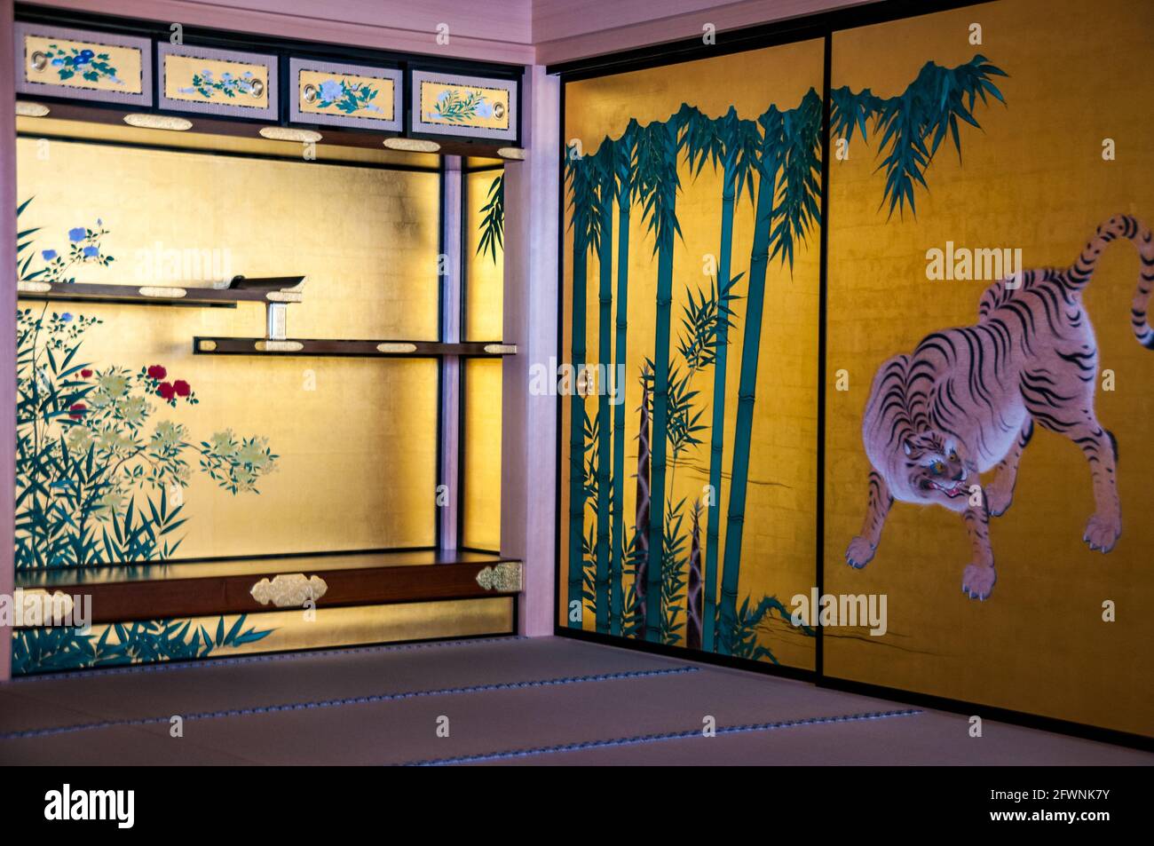 Opera d'arte di una tigre nel ricostruito Palazzo Hommaru presso il castello giapponese di Nagoya. Foto Stock