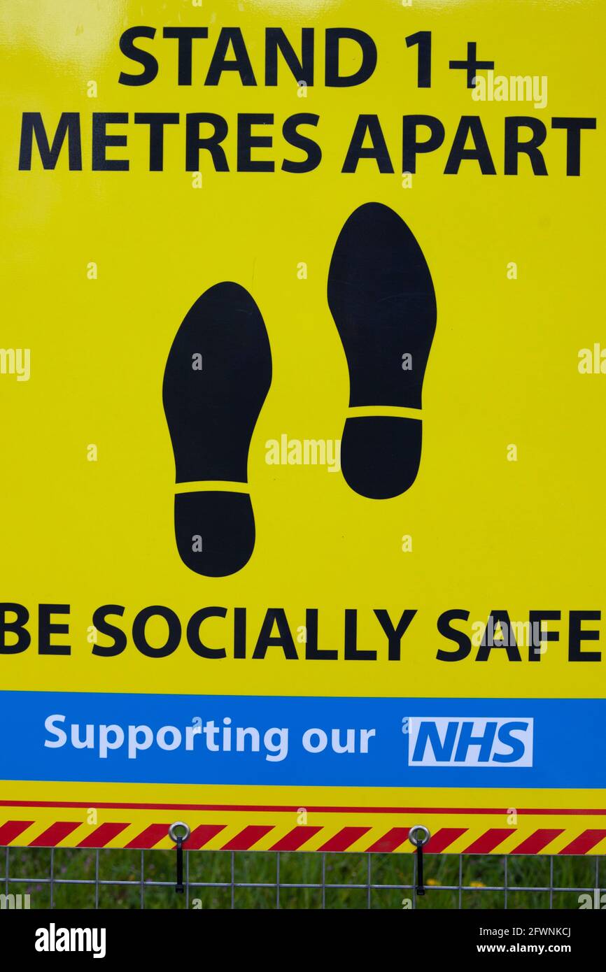Stand Apart , supporto NHS Sign durante Coronavirus a Londra UK Foto Stock
