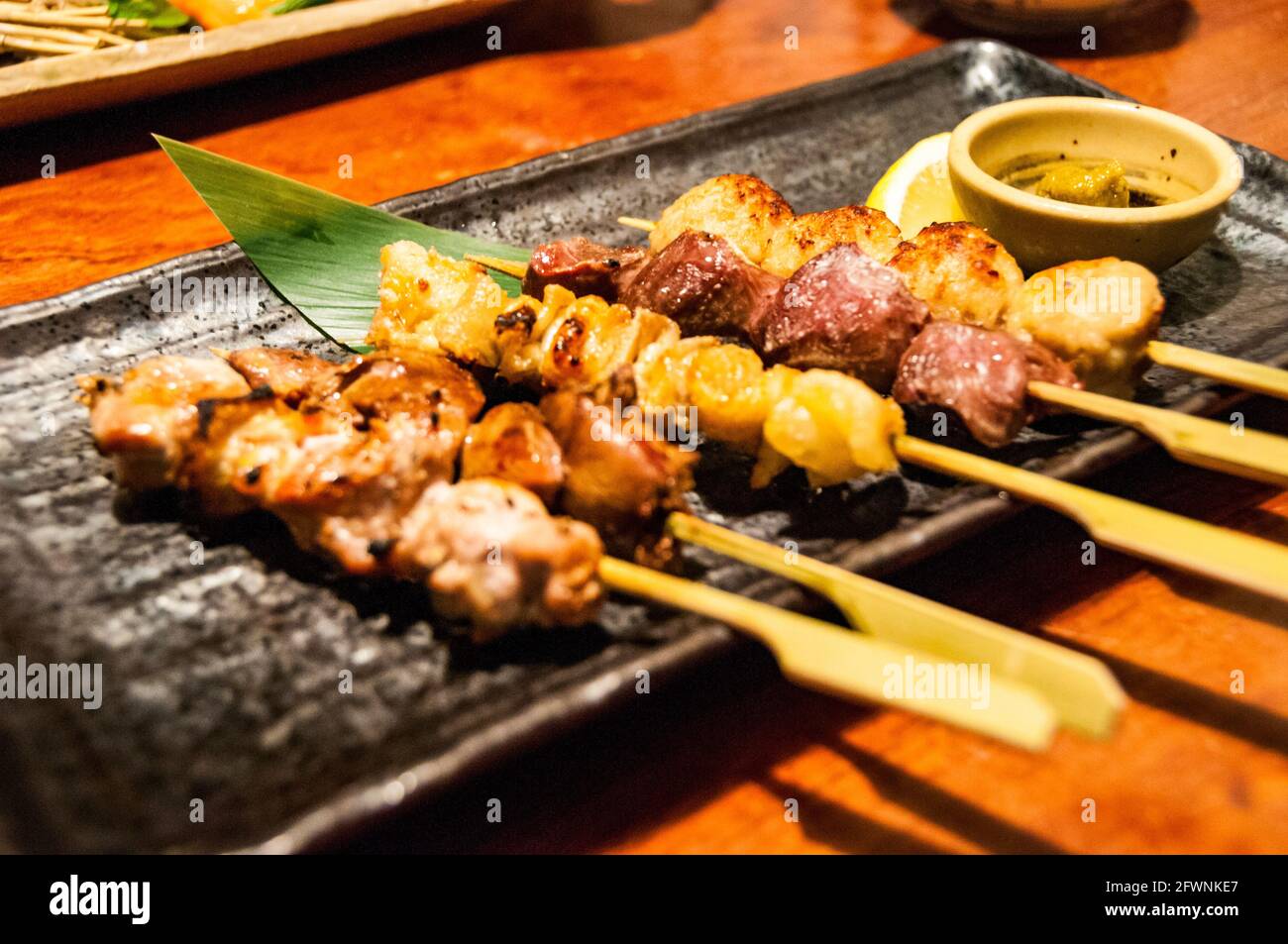 Un piatto di yakitori a Gomitori an izakaya a Nagoya, Giappone. Foto Stock