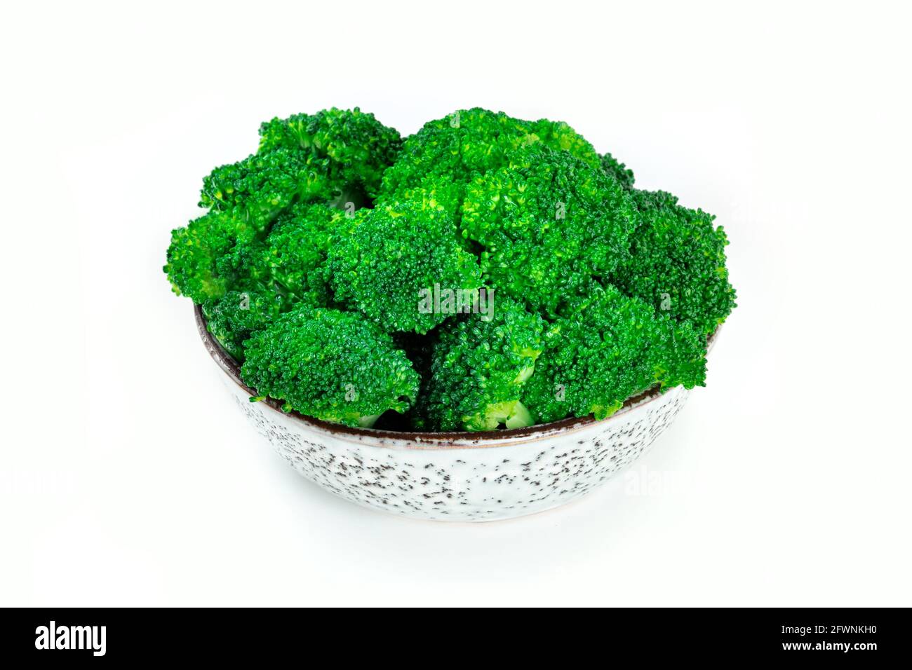 I broccoli bolliti in un recipiente, isolati su fondo bianco. Pasto vegano sano Foto Stock