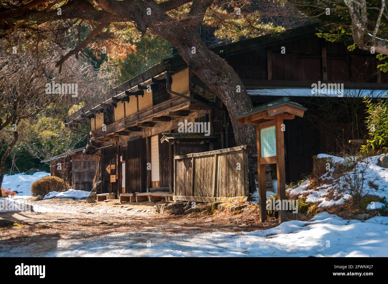 Una tradizionale casa da tè edificio appena oltre il Magome Pass e nella Prefettura di Nagano dalla Prefettura di Gifu, Giappone sul modo Nakasendo Foto Stock