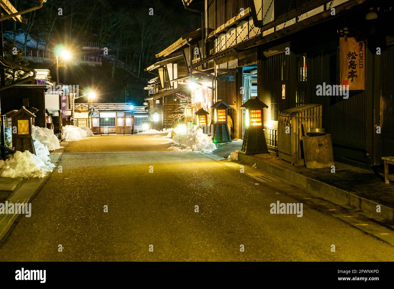 Kiso-Fukushima street vuoto in una fredda sera d'inverno con neve sul terreno. Kiso Valley, Prefettura di Nagano, Giappone Foto Stock