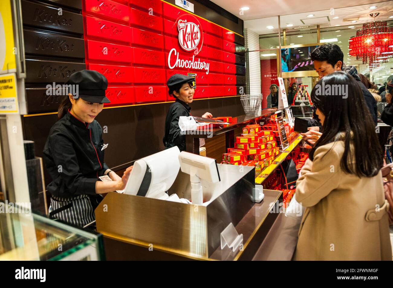 Gli acquirenti che acquistano prodotti kit Kat di fascia alta presso il negozio KitKat nel grande magazzino Seibu di Ikebukuro, Tokyo. Foto Stock