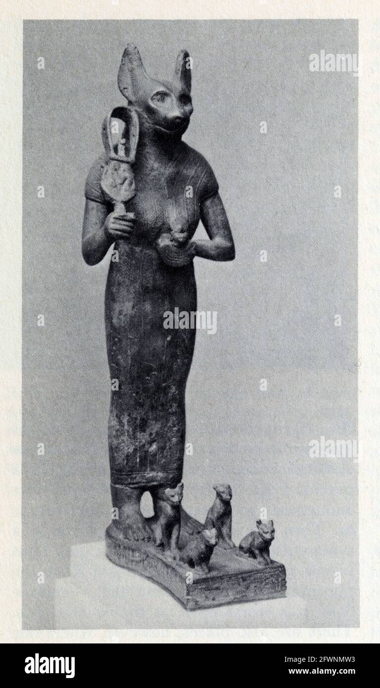 Figura di bronzo della dea gatto Basted.She tiene la sua egis nella sua mano sinistra e un Hathor-testa sistrum nella sua destra.at suoi piedi sono quattro piccoli kitte Foto Stock