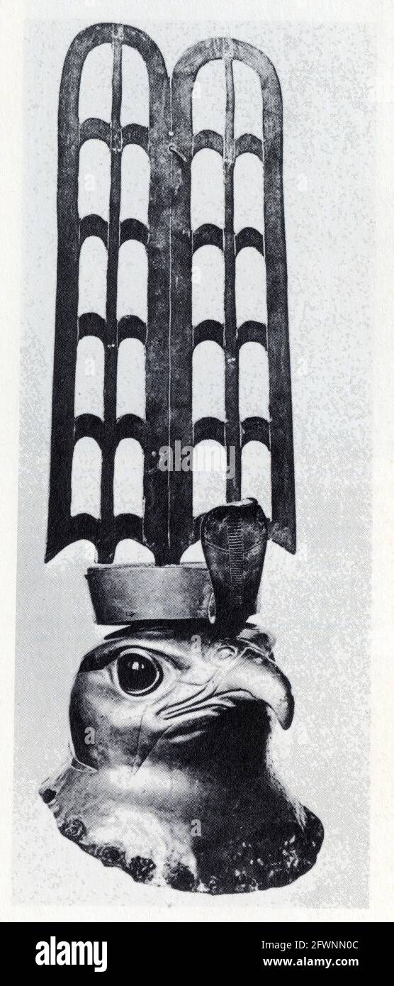 Testa d'oro di un Falcon con con un alto abito da testa in pumato che faceva parte di una statua composita. Da Hierakonpolis. Dinastia V. 2400 A.C. Foto Stock