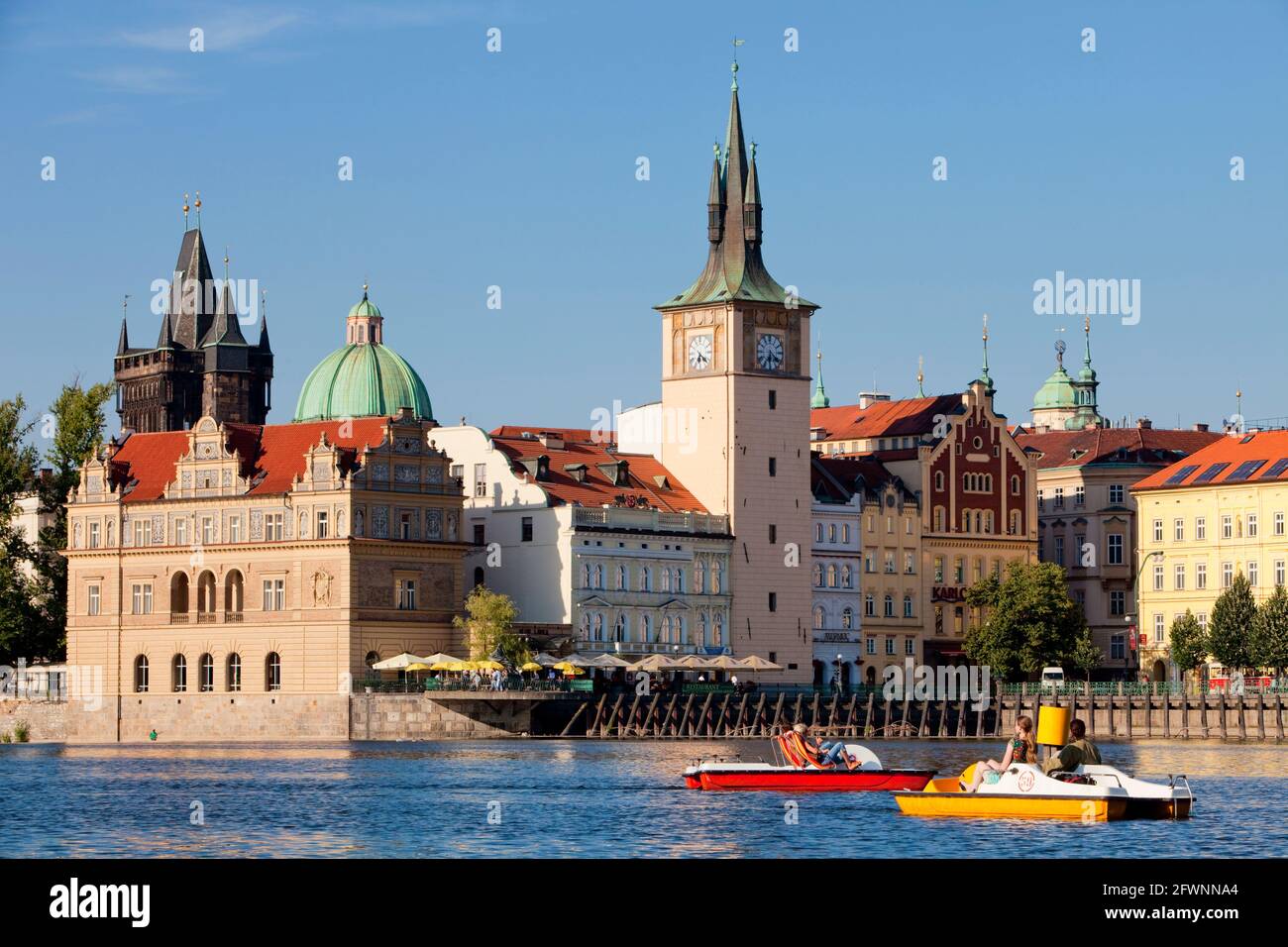Czechia, Praga - le guglie della città vecchia e le barche di svago. Foto Stock