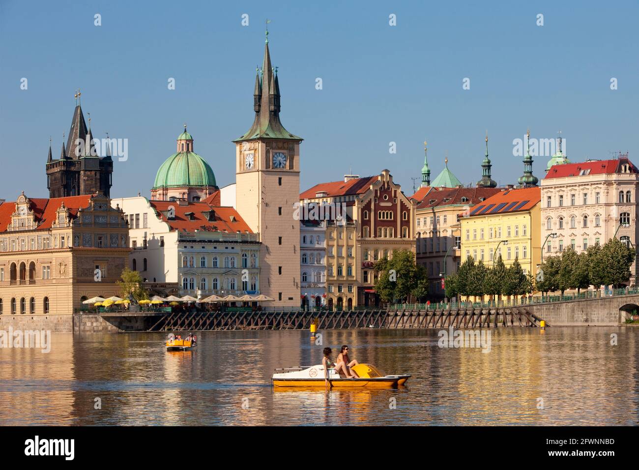 Praga - Novotneho Lavka, smetanovo museum, le torri della città vecchia e barche Foto Stock