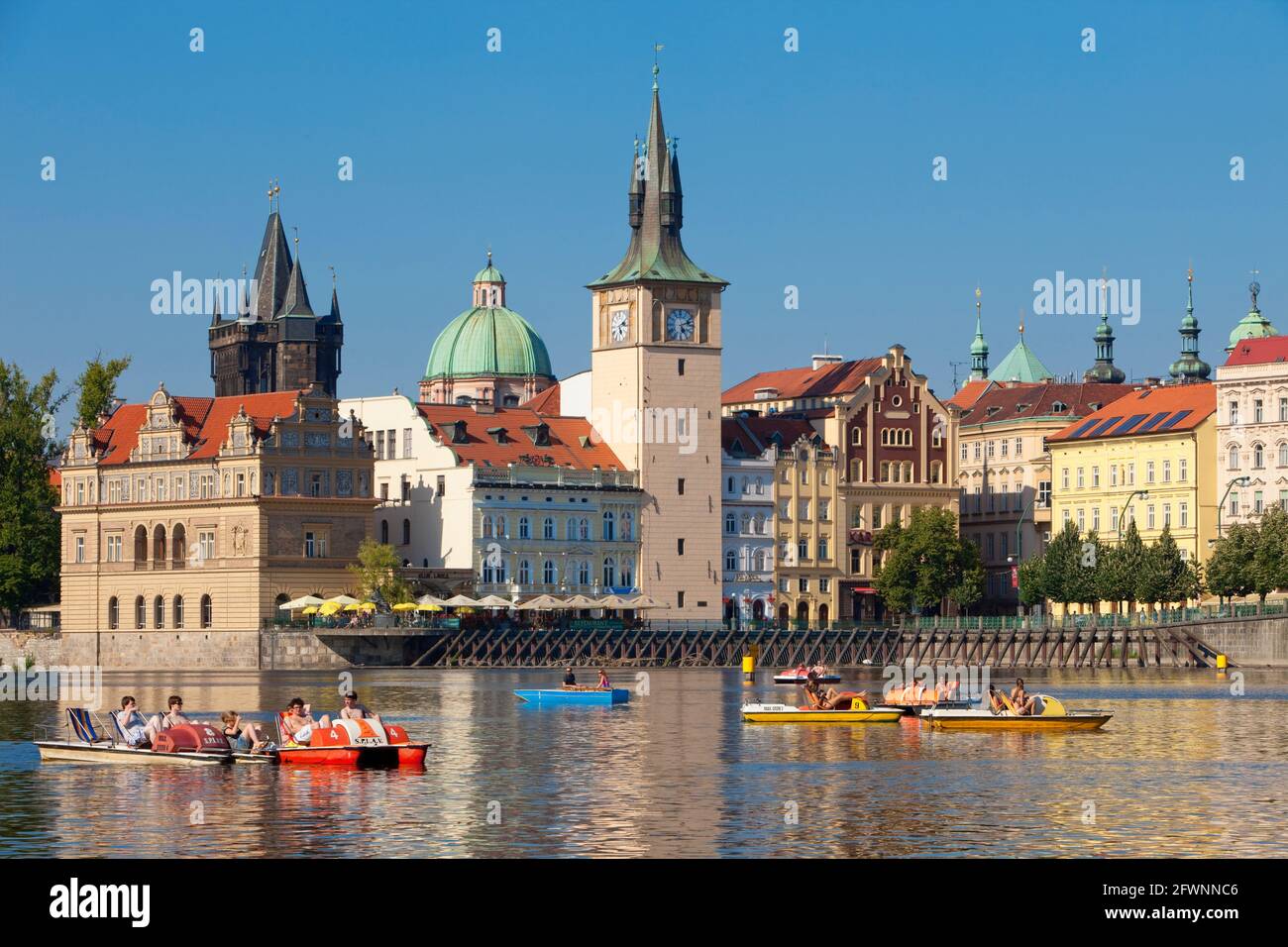 Praga - Novotneho Lavka, smetanovo museum, le torri della città vecchia e barche Foto Stock