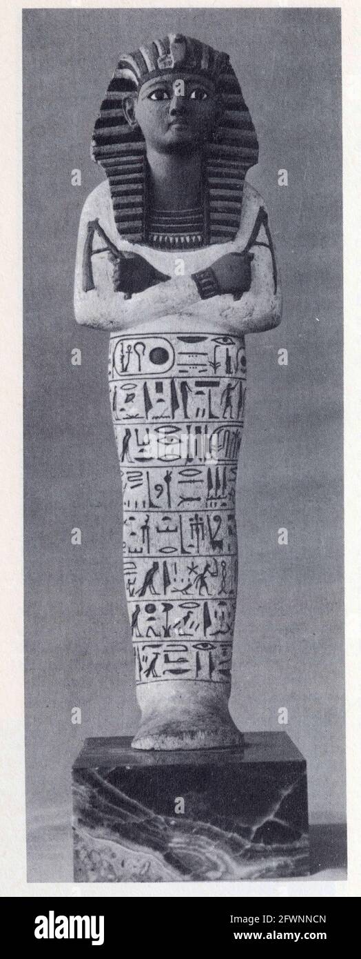 Una bella figura lignea Ushabti di Ramesses IV. È chiaramente inscritta con una versione del sesto Capitolo, il capitolo degli ushabti, del Libro o Foto Stock