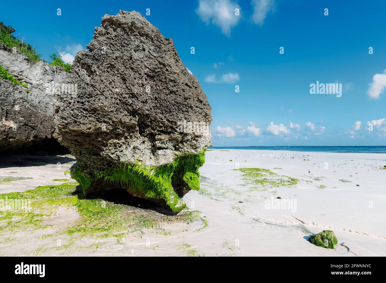 Calcare mare stack e erodere scogliere a bella sabbia bianca Bira Beach nel lontano Sud; Tanjung Bira, Sulawesi del Sud, Indonesia Foto Stock