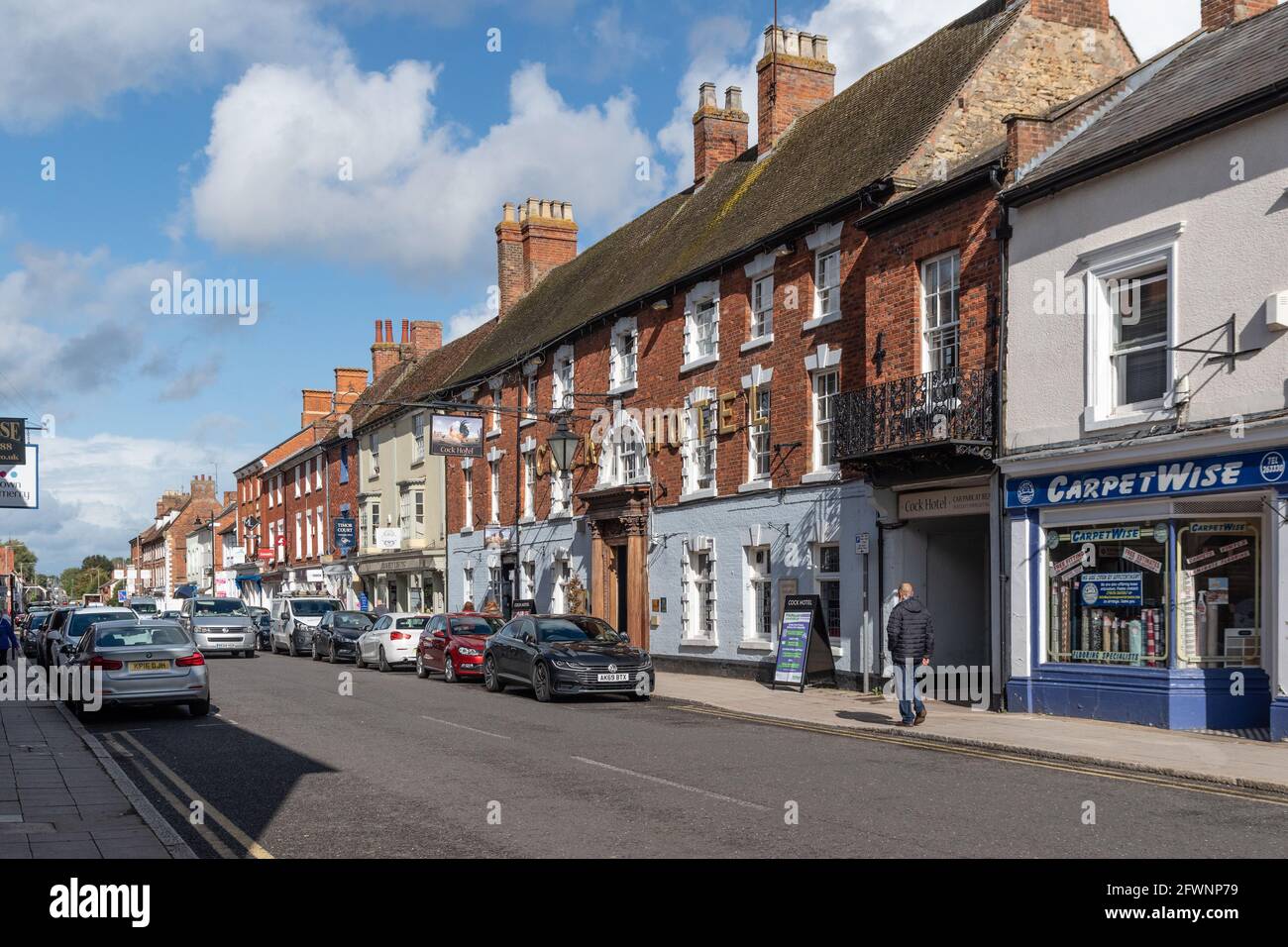 Tipico British High Street con un mix di catena e dettaglianti indipendenti, Stony Stratford, Regno Unito Foto Stock