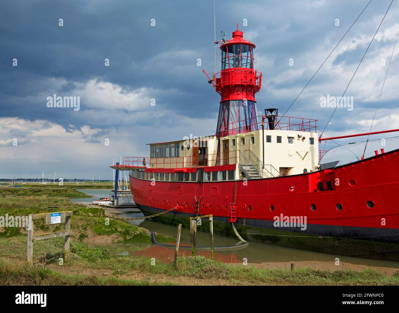 Nave leggera rossa sul salmarsh, Tollesbury, Essex, Inghilterra UK Foto Stock