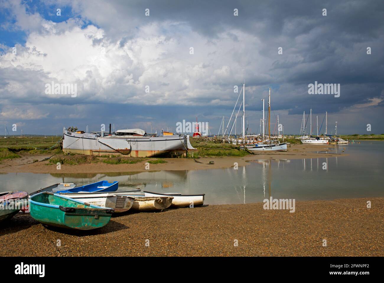 Barche sul saltmarsh, Tollesbury, Essex, Inghilterra, Regno Unito Foto Stock