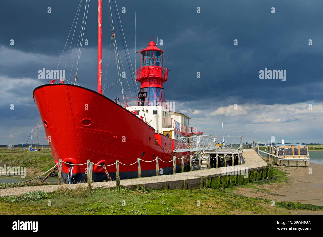 Nave leggera rossa sul salmarsh, Tollesbury, Essex, Inghilterra UK Foto Stock