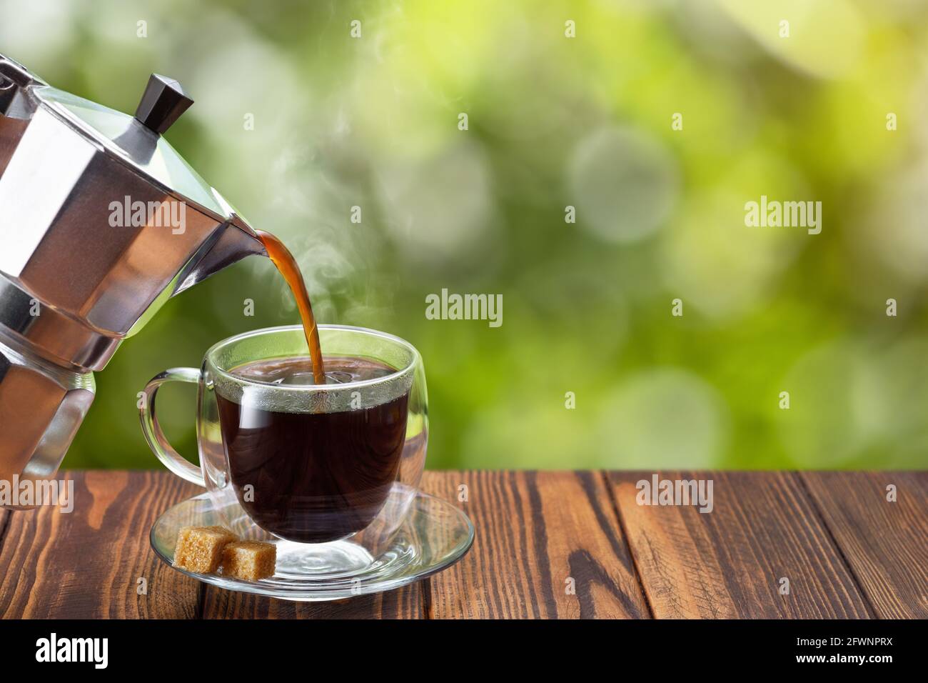 erogazione dell'espresso dalla macchina da caffè del geyser volante nella tazza Foto Stock