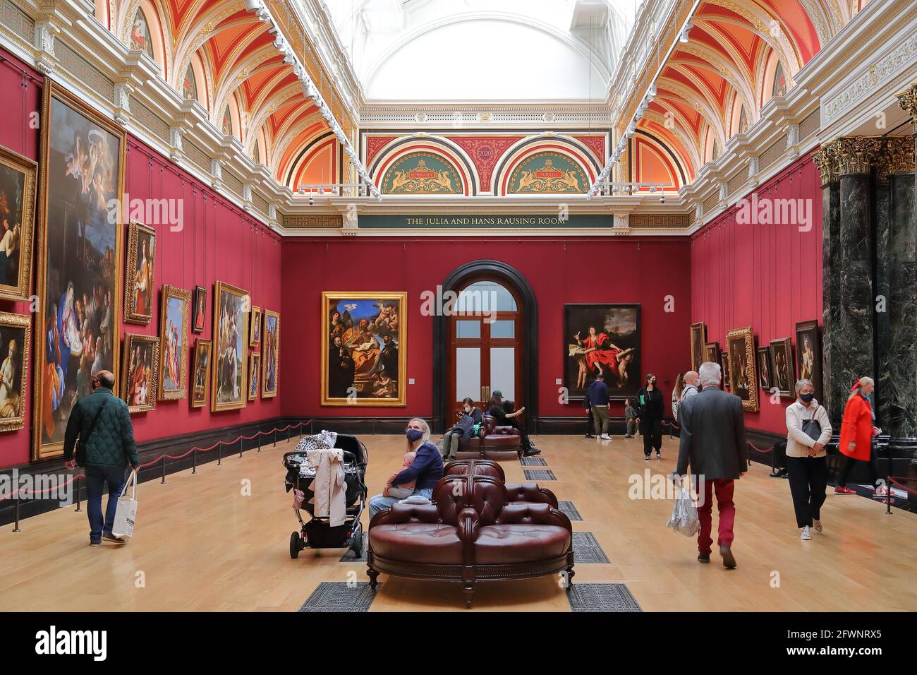 I visitatori studiano dipinti barocchi italiani nella sala Julia e Hans Rausing della National Gallery di Londra, Regno Unito Foto Stock