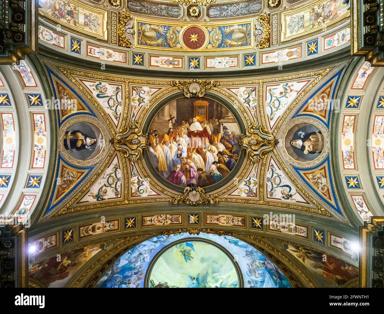 Interno decorato volta nel Pontificio Santuario della Beata Vergine Del Rosario di Pompei - Italia Foto Stock