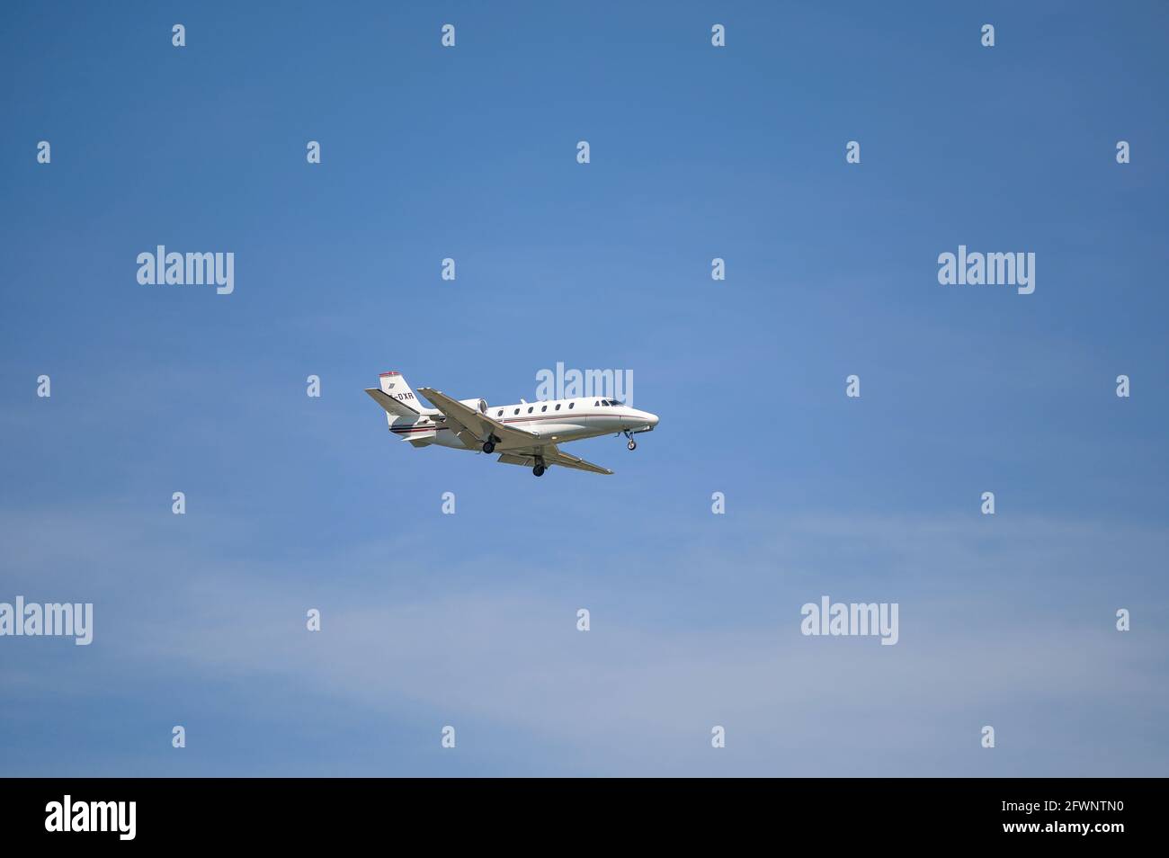 Monaco, Germania - 09. Maggio 2021 : NetJets Europe Cessna 560XLS Citation eccellono con la registrazione dell'aeromobile CS-DXR nell'avvicinamento alla corsa nord Foto Stock