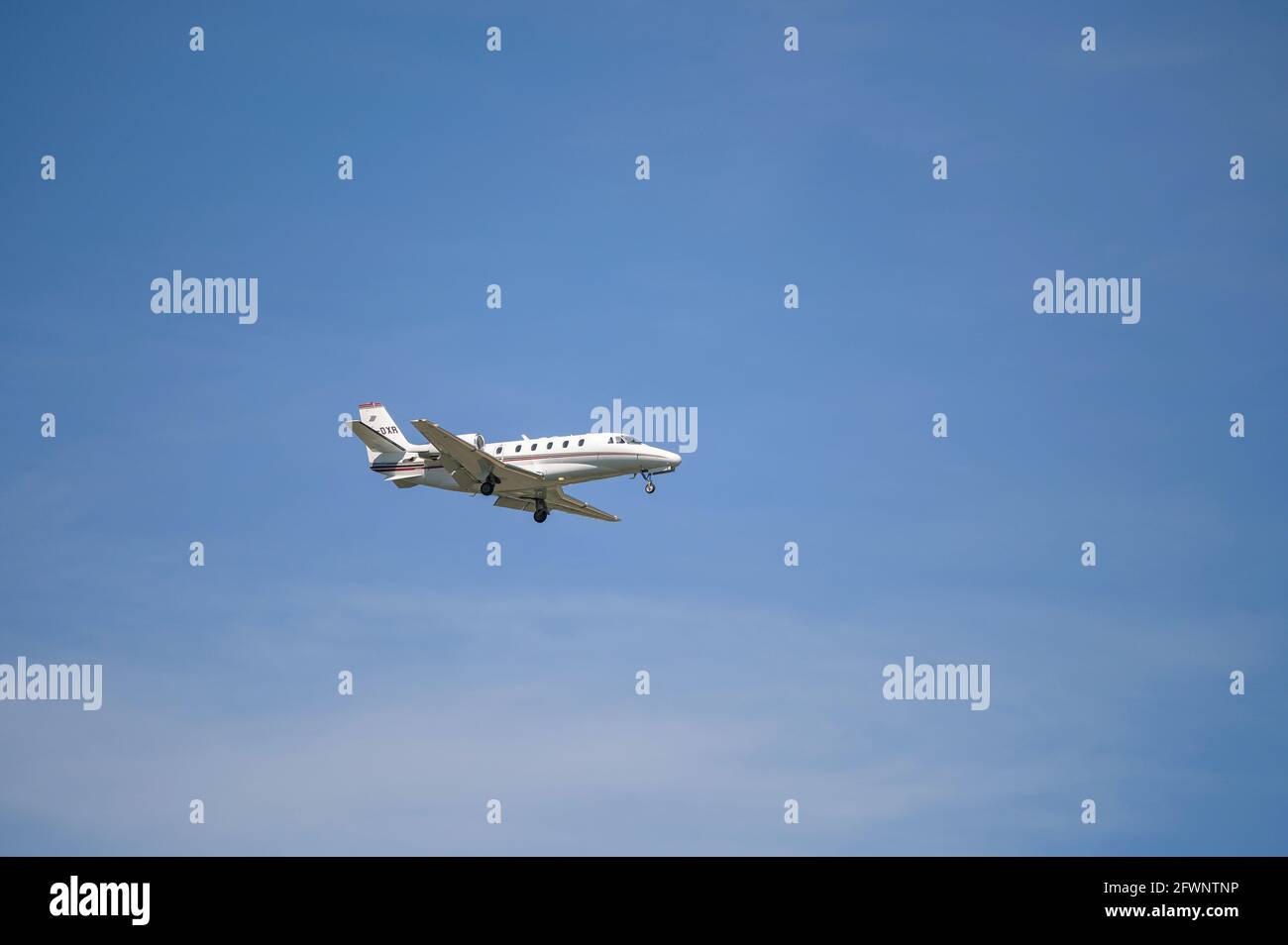 Monaco, Germania - 09. Maggio 2021 : NetJets Europe Cessna 560XLS Citation eccellono con la registrazione dell'aeromobile CS-DXR nell'avvicinamento alla corsa nord Foto Stock