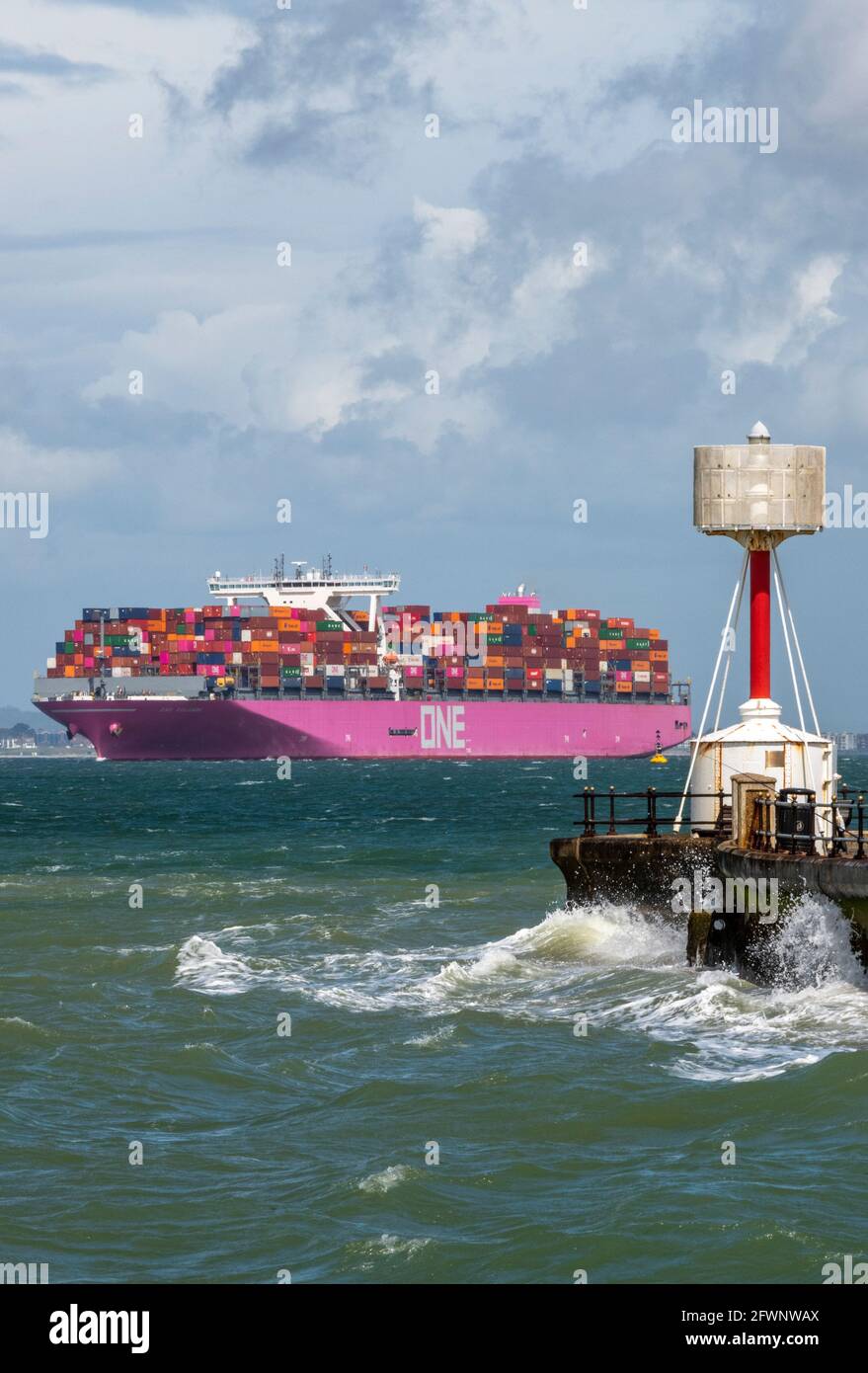 nave di contenitore, punto di egitto, cowes, solent, navi, spedizioni, grandi navi, navi enormi, navi massicce, containerizzazione. Foto Stock