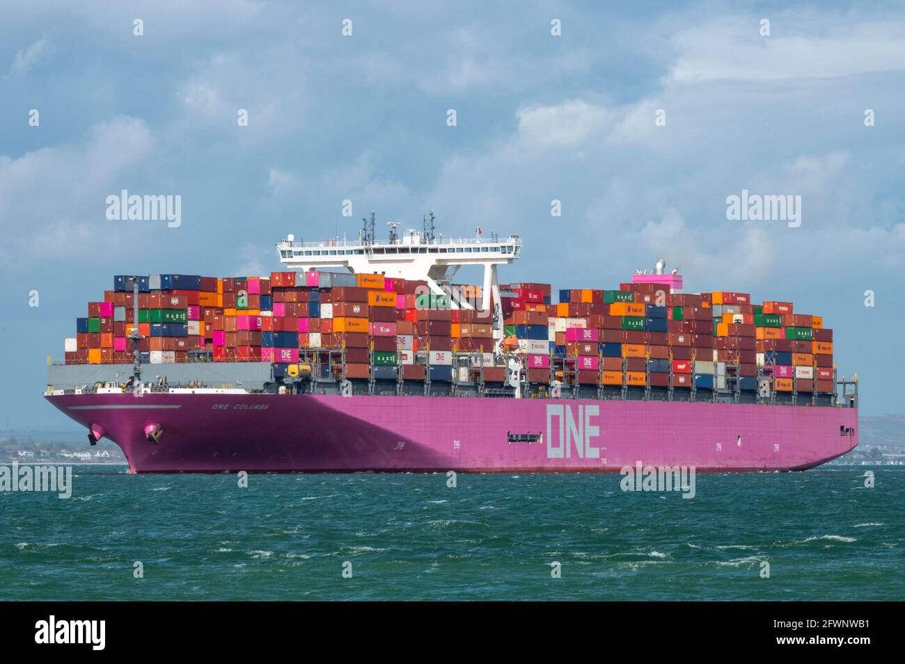 nave container, one columbia, massive ship, southampton docks, porto di southampton, navi , spedizione, nave enorme, nave massiccia, nave grande. Foto Stock