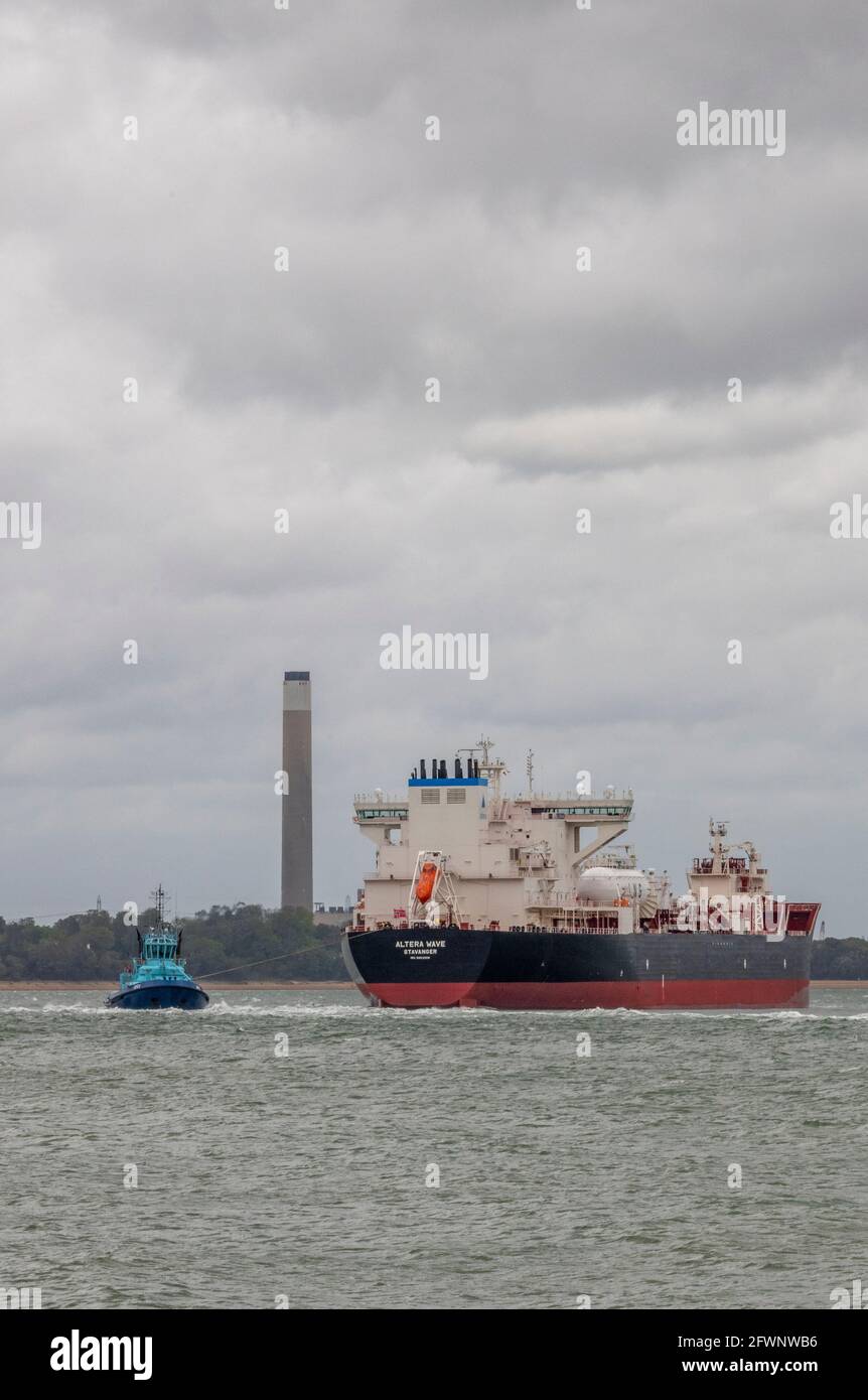 un rimorchiatore ostenjo rederi della raffineria di petrolio a fawley vicino a southampton che scortava una massiccia petroliera attraverso il finocchio di spina nel solent. Foto Stock