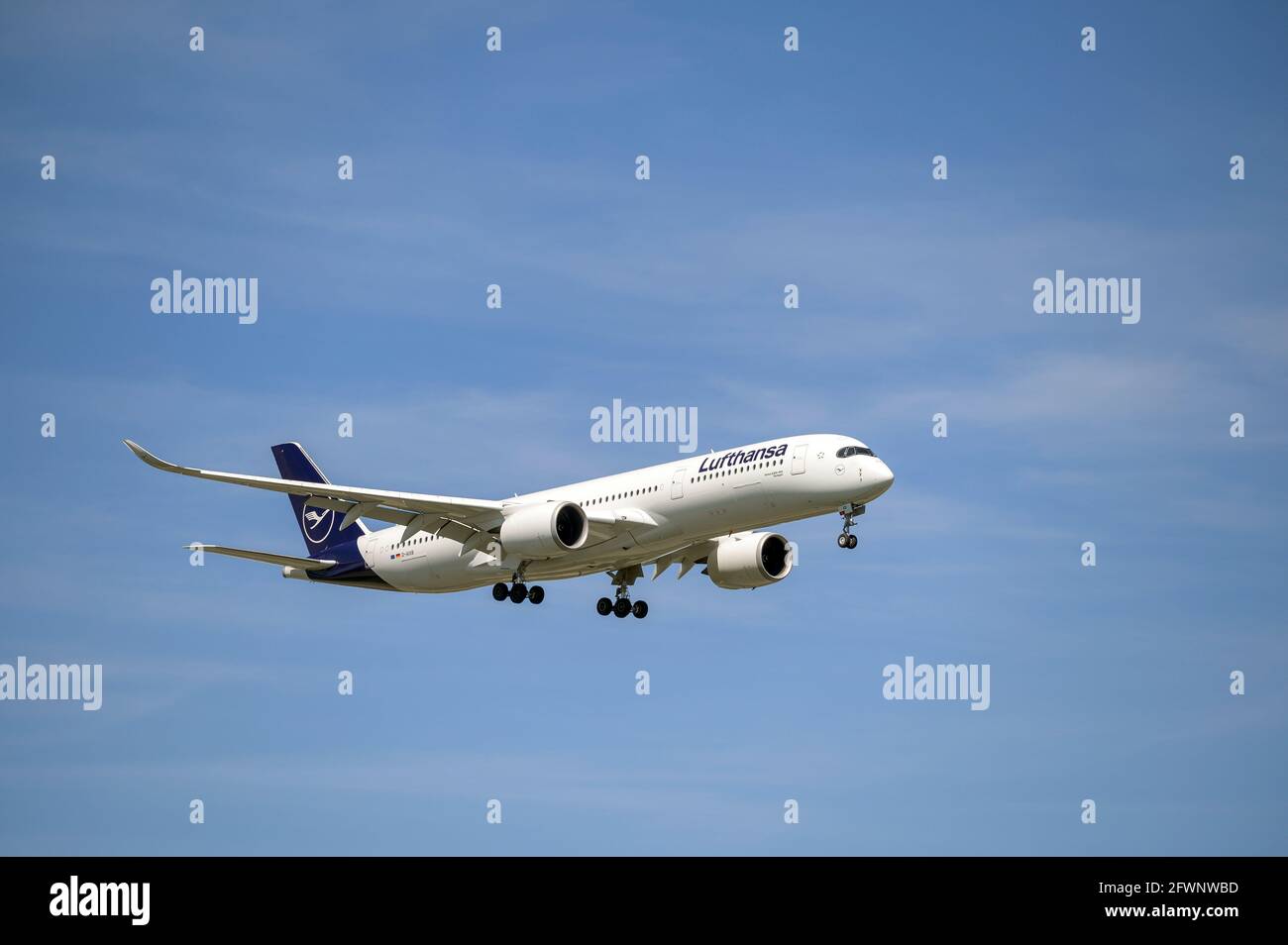 Monaco, Germania - 09. Maggio 2021 : Lufthansa Airbus A350-941 con la registrazione D-AIXB per l'avvicinamento alla pista nord 08L della Mun Foto Stock