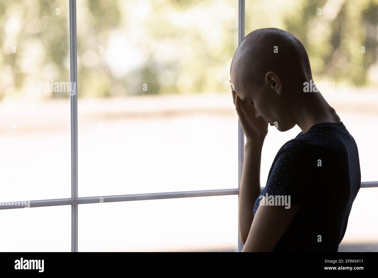 Paziente oncologico depresso che perde la speranza per la remissione e il recupero Foto Stock