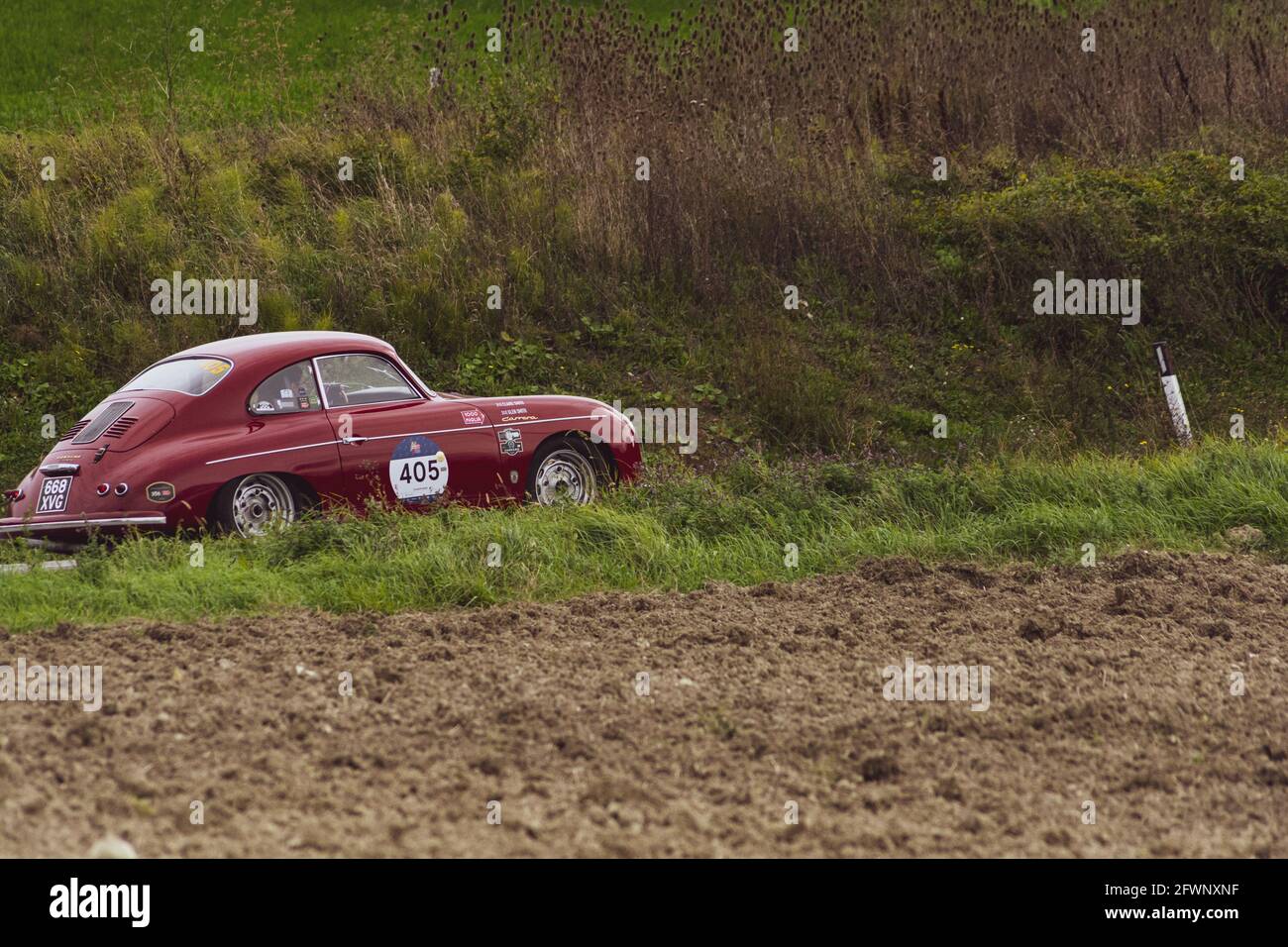 CAGLI, ITALY - Oct 27, 2020: CAGLI , ITALY - OTT 24 - 2020 : CAGLI , ITALY - OTT 24 - 2020 : PORSCHE 356 A CARRERA 1500 GS 1956 su una vecchia auto da corsa i Foto Stock