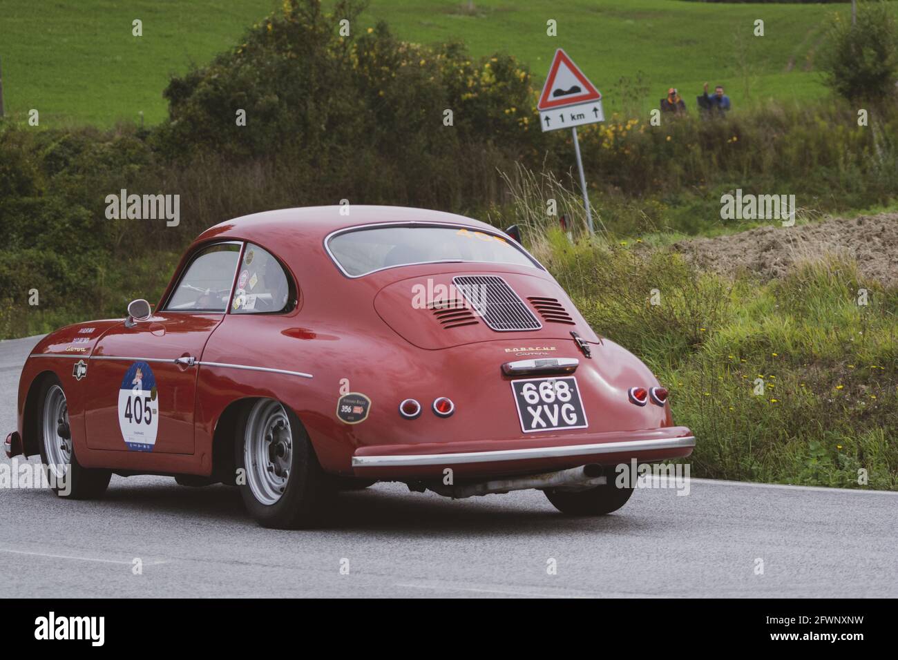 CAGLI, ITALY - Oct 27, 2020: CAGLI , ITALY - OTT 24 - 2020 : CAGLI , ITALY - OTT 24 - 2020 : PORSCHE 356 A CARRERA 1500 GS 1956 su una vecchia auto da corsa i Foto Stock