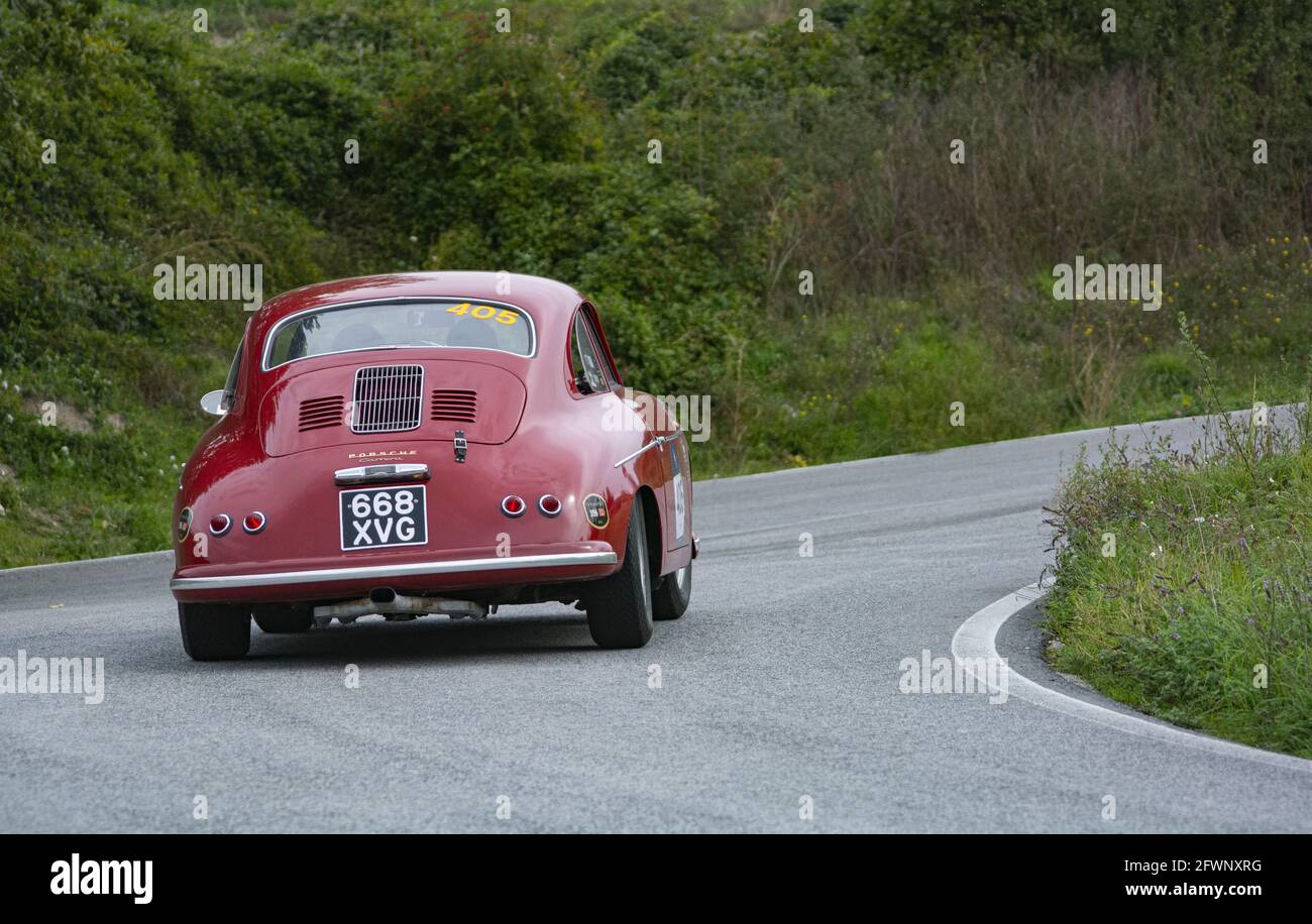 CAGLI, ITALY - Oct 27, 2020: CAGLI , ITALY - OTT 24 - 2020 : CAGLI , ITALY - OTT 24 - 2020 : PORSCHE 356 A CARRERA 1500 GS 1956 su una vecchia auto da corsa i Foto Stock