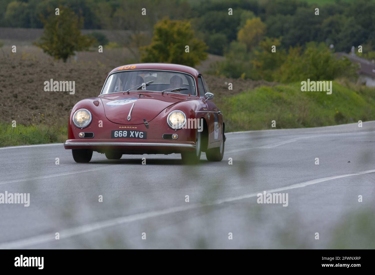 CAGLI, ITALY - Oct 27, 2020: CAGLI , ITALY - OTT 24 - 2020 : CAGLI , ITALY - OTT 24 - 2020 : PORSCHE 356 A CARRERA 1500 GS 1956 su una vecchia auto da corsa i Foto Stock