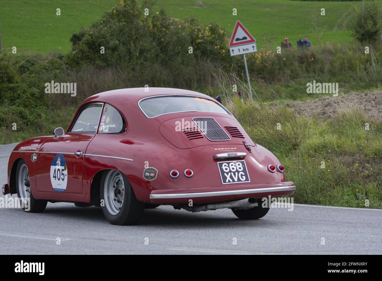 CAGLI, ITALY - Oct 27, 2020: CAGLI , ITALY - OTT 24 - 2020 : CAGLI , ITALY - OTT 24 - 2020 : PORSCHE 356 A CARRERA 1500 GS 1956 su una vecchia auto da corsa i Foto Stock