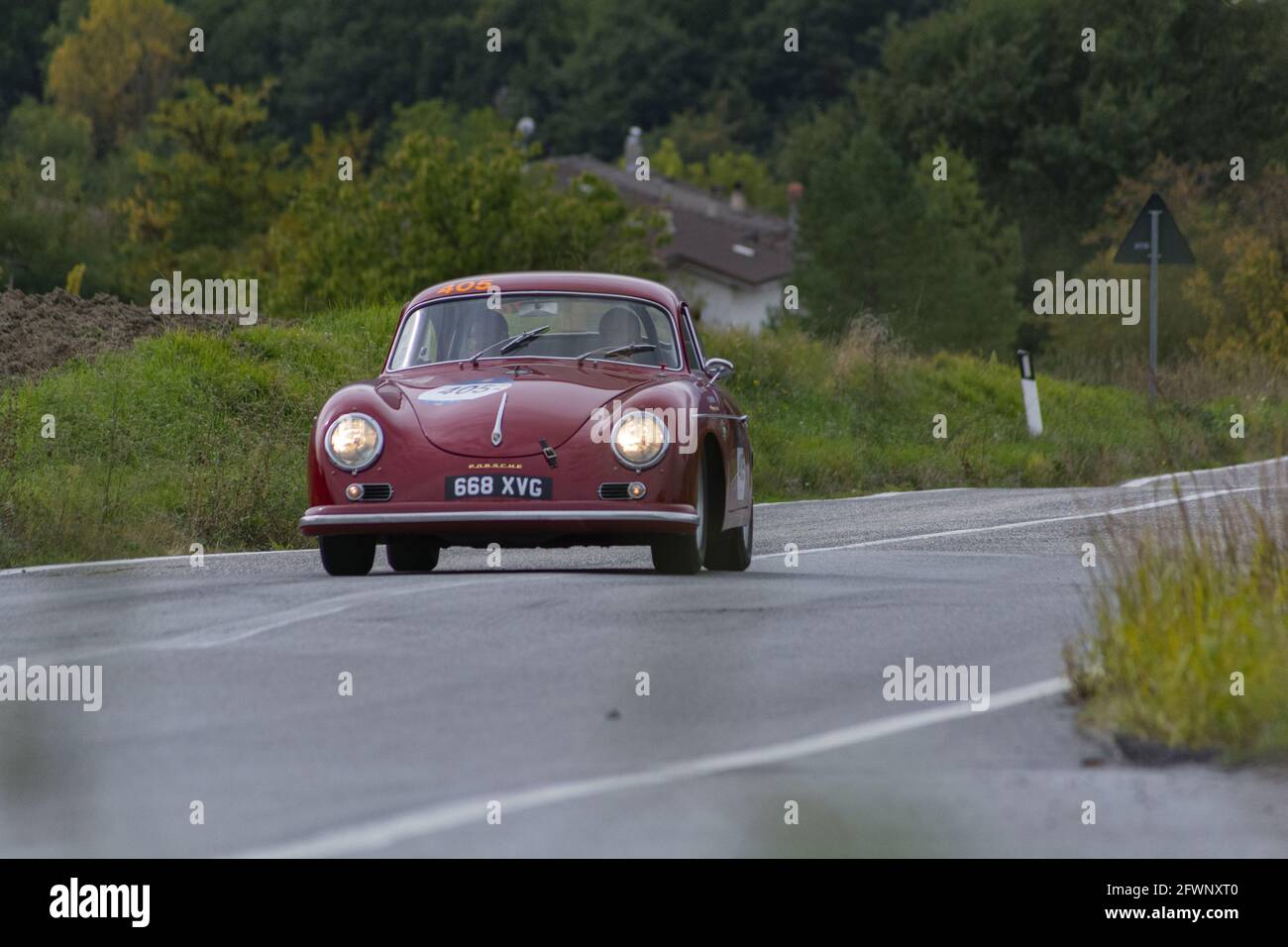 CAGLI, ITALY - Oct 27, 2020: CAGLI , ITALY - OTT 24 - 2020 : CAGLI , ITALY - OTT 24 - 2020 : PORSCHE 356 A CARRERA 1500 GS 1956 su una vecchia auto da corsa i Foto Stock