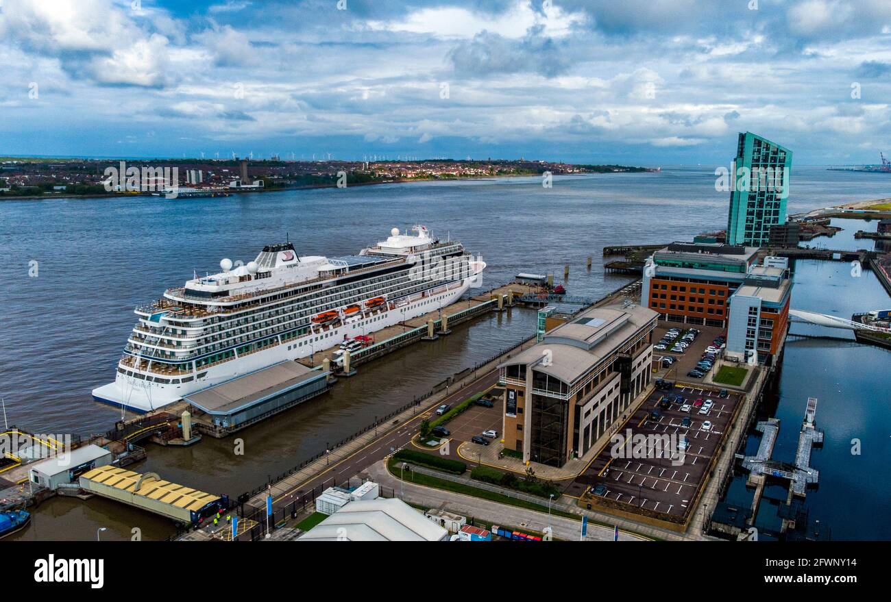 La Vichinga Venere, una nave nuova di zecca, fa il suo primo viaggio a Liverpool. Il terminal delle navi da crociera prevede che circa 80 navi tornino in città per la prima volta in 14 mesi a causa della pandemia del Covid-19 che ha fermato tutte le crociere. Data immagine: Lunedì 24 maggio 2021. Foto Stock