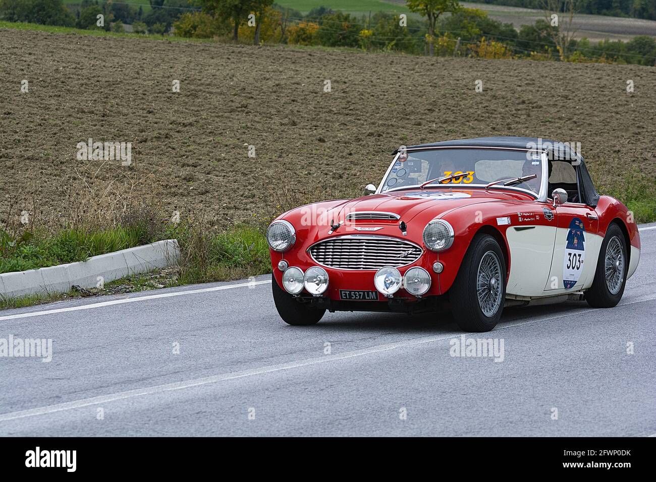CAGLI, ITALY - Oct 28, 2020: CAGLI , ITALY - OTT 24 - 2020: CAGLI , ITALY - OTT 24 - 2020: AUSTIN HEALEY 100 6 1957 una vecchia vettura da corsa nel rally Mille M. Foto Stock