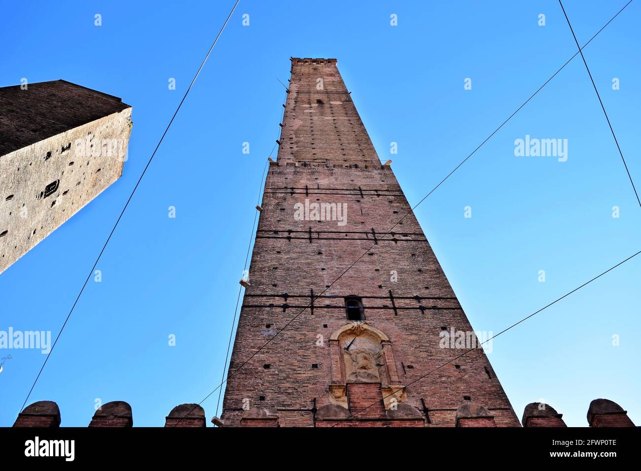 BOLOGNA, ITALIA - 10 febbraio 2016: Le due Torre, o le due Torri di Bologna, monumenti e simboli della città di Bologna. Foto scattate su una bella w Foto Stock