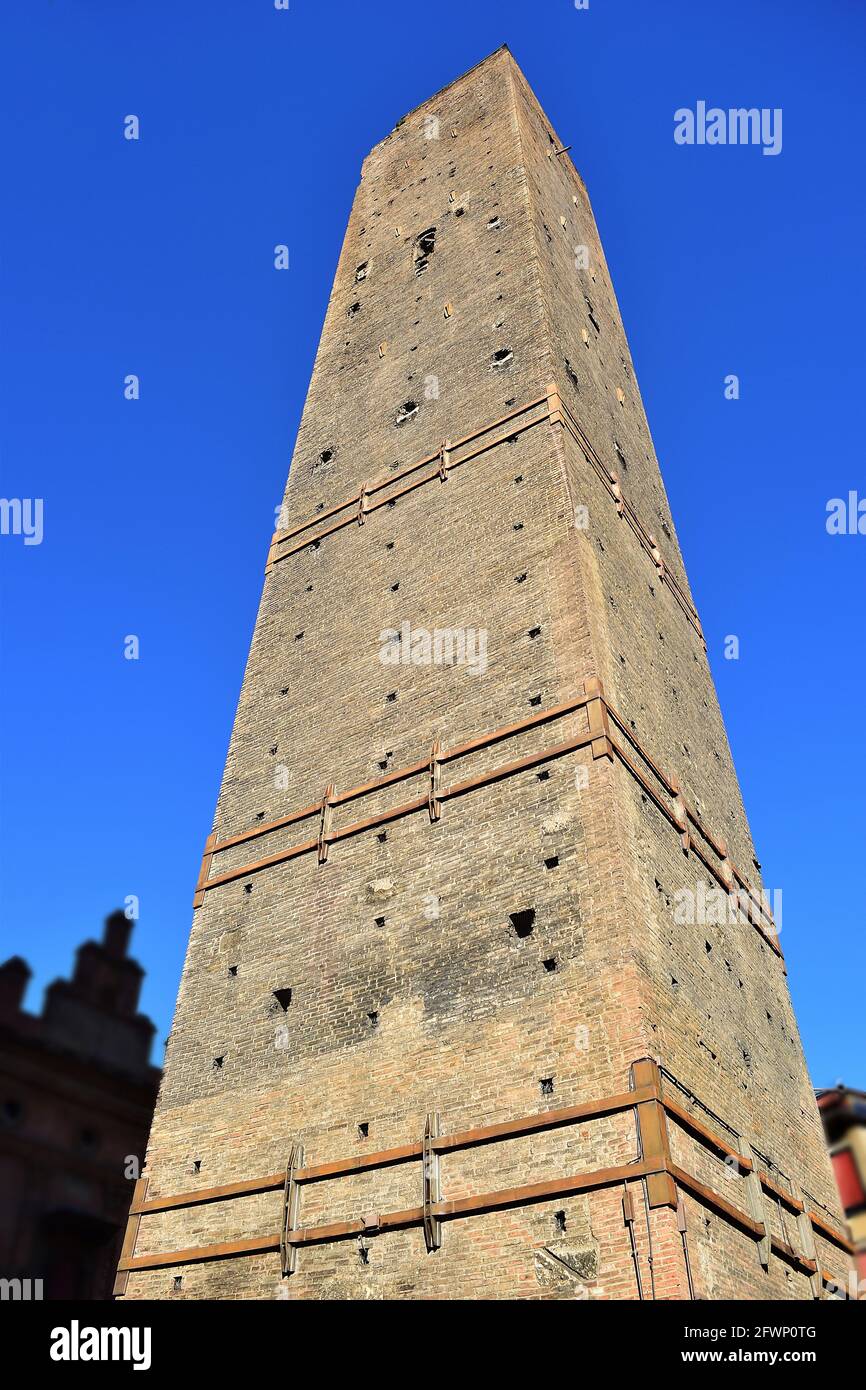 BOLOGNA, ITALIA - 10 febbraio 2016: Le due Torre, o le due Torri di Bologna, monumenti e simboli della città di Bologna. Foto scattate su una bella w Foto Stock