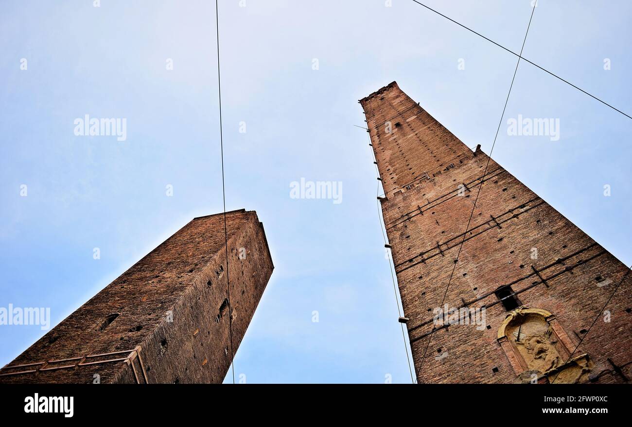 BOLOGNA, ITALIA - 08 febbraio 2016: Le due Torre, o le due Torri di Bologna, monumenti e simboli della città di Bologna. Foto scattate su una bella w Foto Stock
