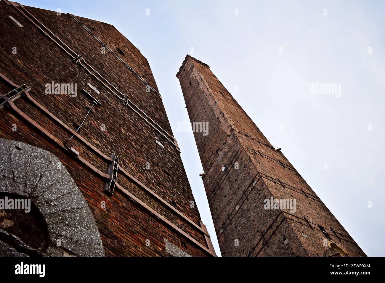 BOLOGNA, ITALIA - 08 febbraio 2016: Le due Torre, o le due Torri di Bologna, monumenti e simboli della città di Bologna. Foto scattate su una bella w Foto Stock