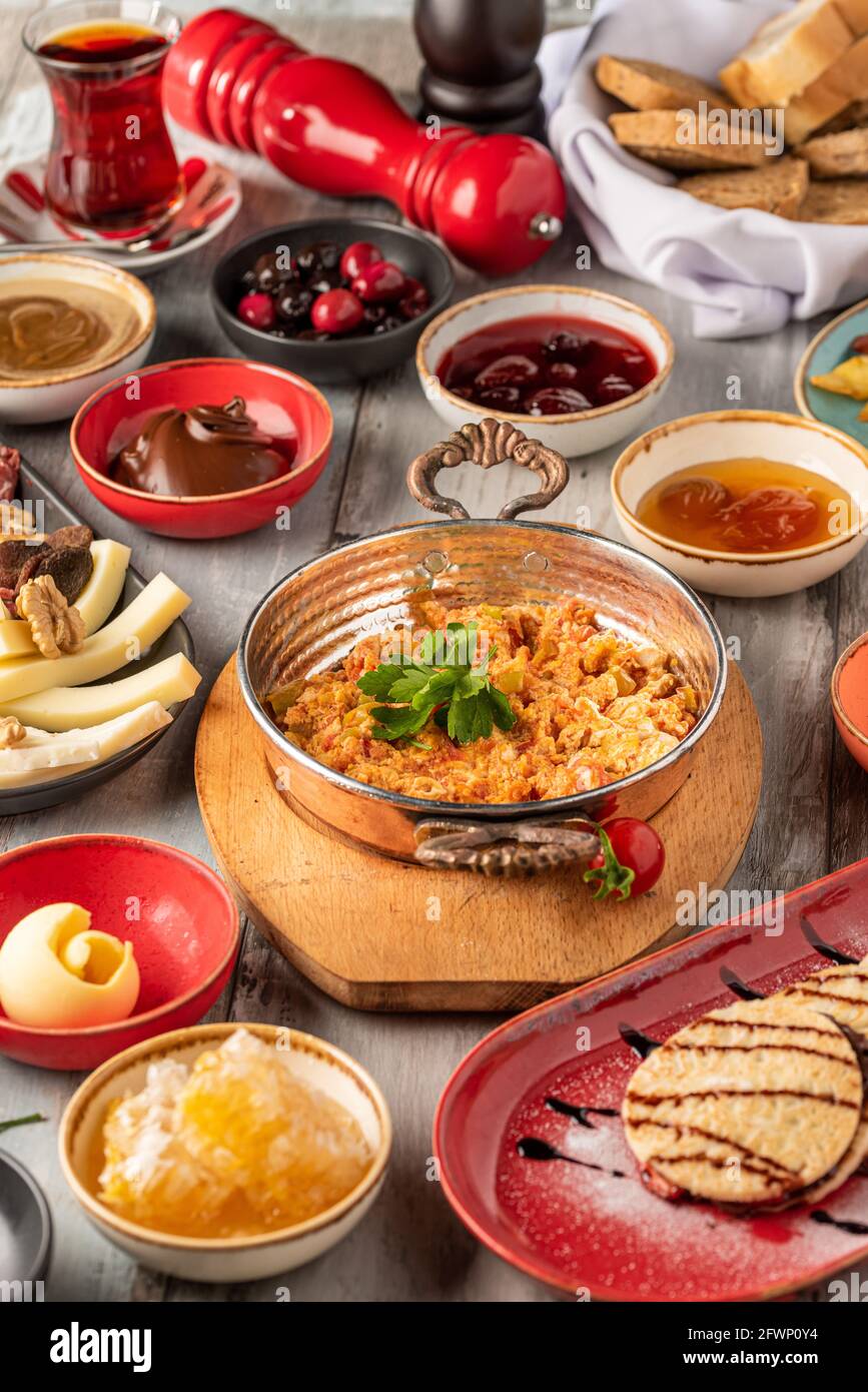 La colazione tradizionale turca viene servita con tè turco tradizionale su pietra tabella Foto Stock