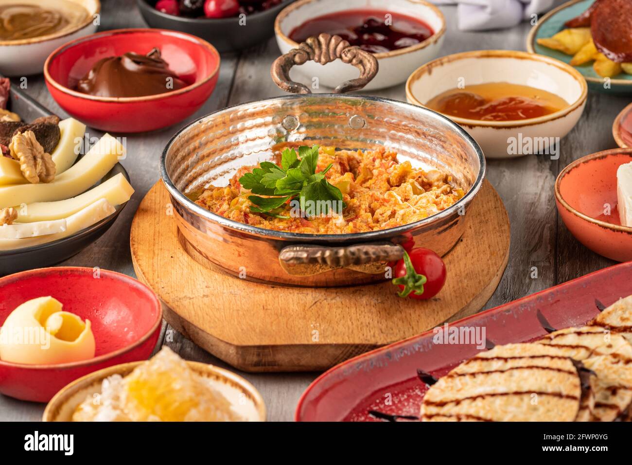 La colazione tradizionale turca viene servita con tè turco tradizionale su pietra tabella Foto Stock