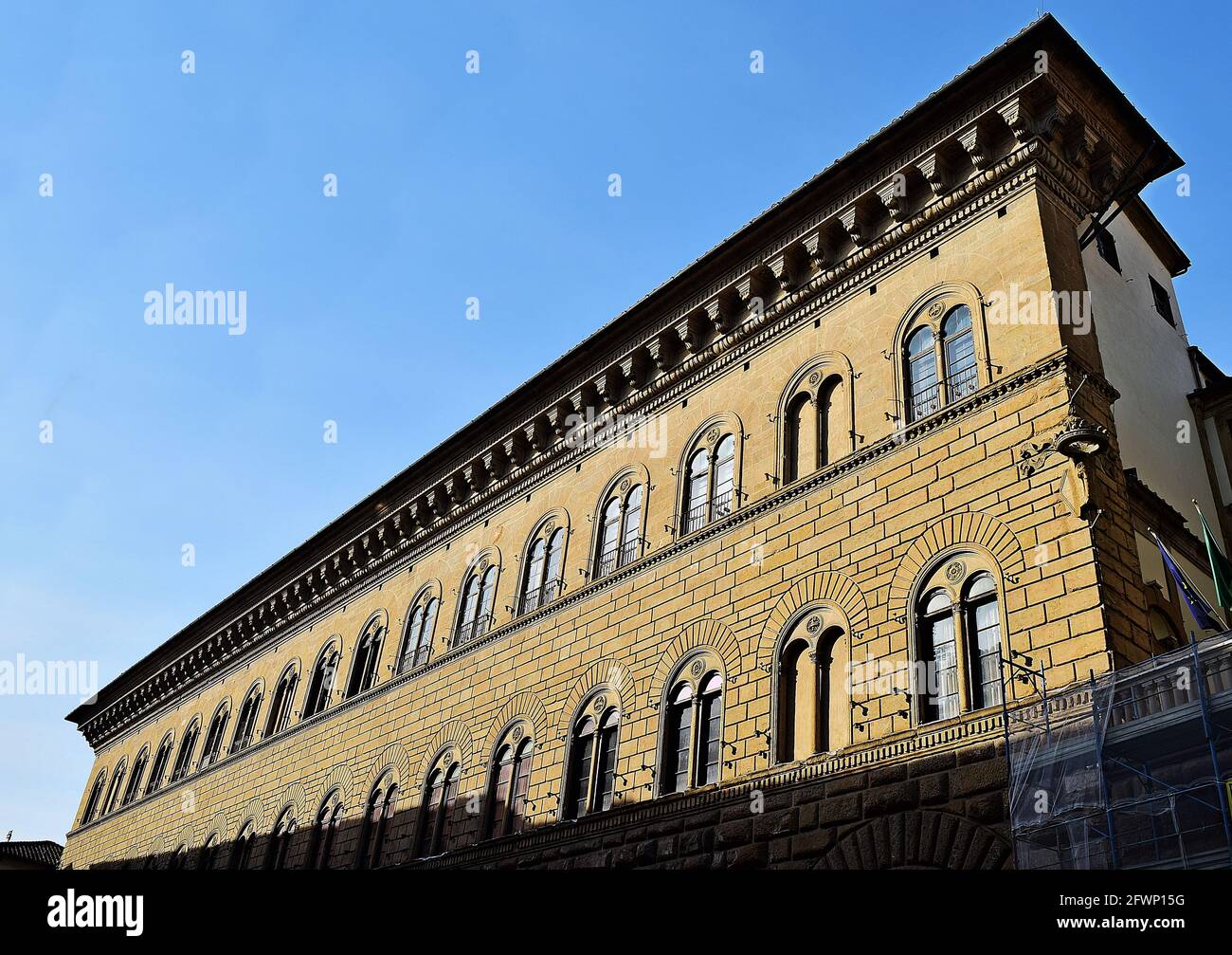 FIRENZE, ITALIA - 06 febbraio 2016: La facciata e le finestre del rinascimentale Palazzo dei Medici a Firenze. Un eccellente esempio di Rinascimento A. Foto Stock