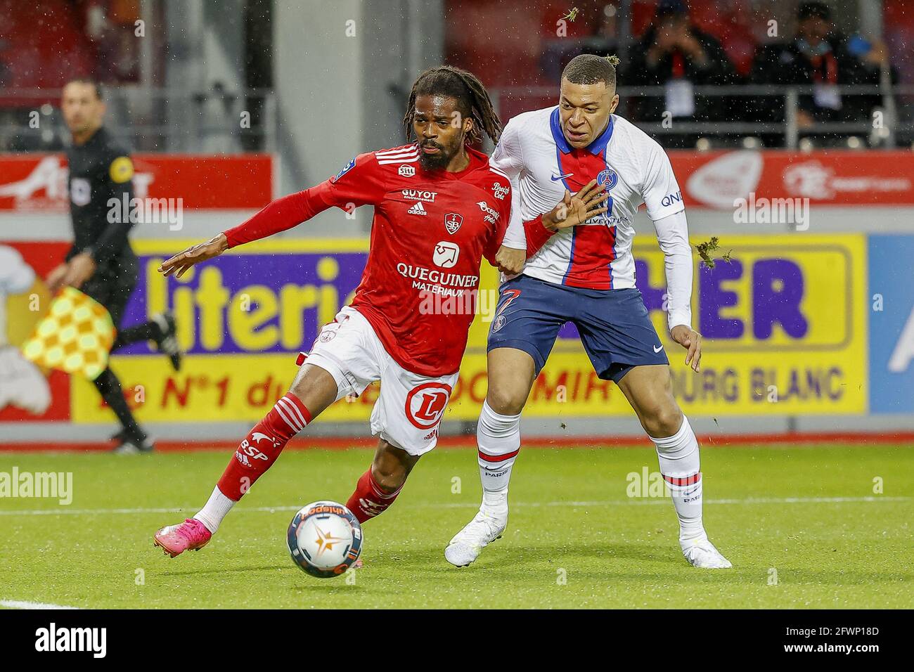 Jean-Kevin Duverne di Brest e Kylian Mbappe del PSG durante il campionato francese Ligue 1 partita di calcio tra Stade Brestois e Paris Saint-Germain il 23 maggio 2021 allo stadio Francis le BLE di Brest, Francia - Photo Loic Baratoux / DPPI / LiveMedia Foto Stock